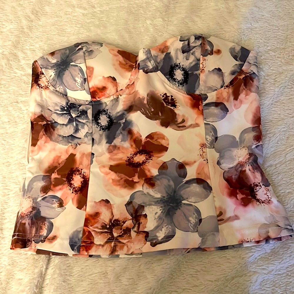 Cute strapless blouse. Is size S but will fit a Medium size.